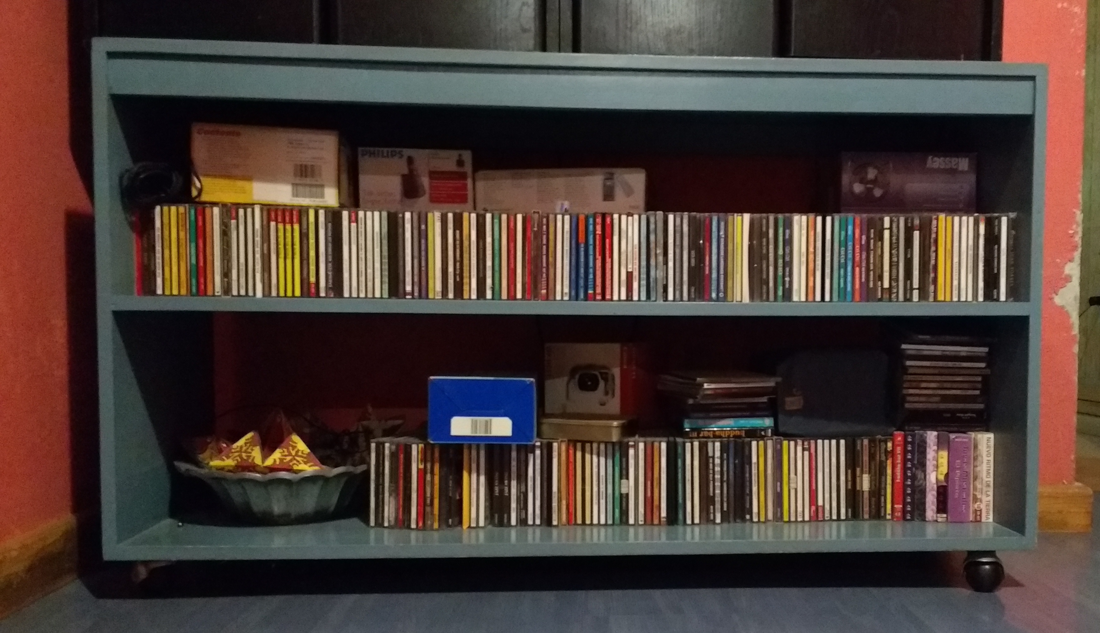 Foto de discos en un mueble