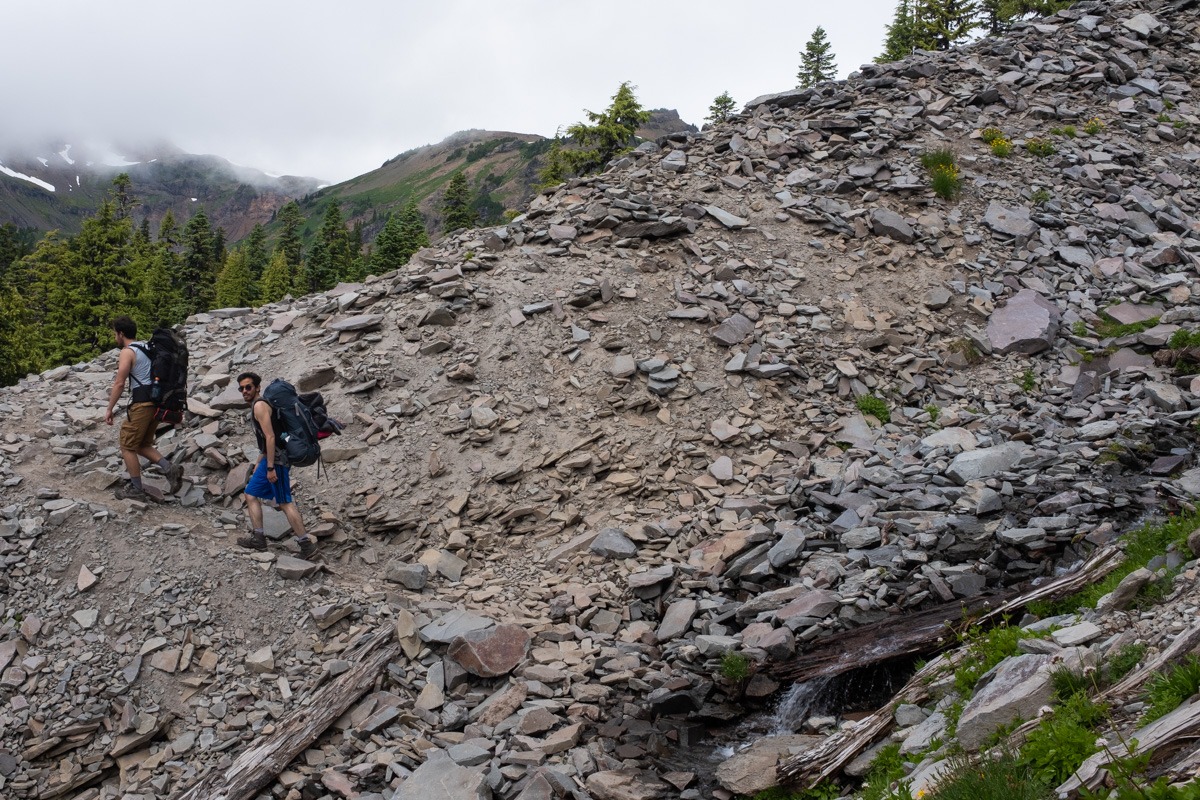 Dos personas escalando una montaña rocosa