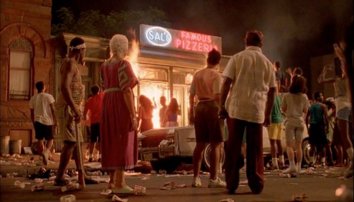 La pizzeria de sal ardiendo en llamas frente a un grupo de personas