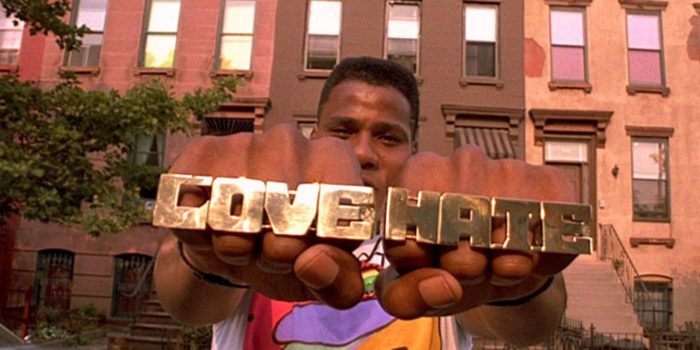 radio raheem con unos nudillos de oro que dicen amor y odio