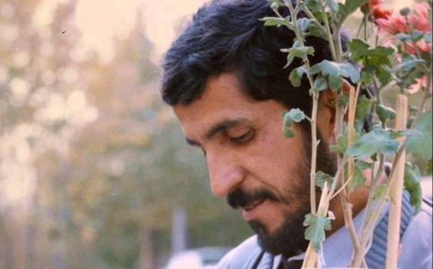 Portada de la pelicula con Sabzian detrás de unas flores