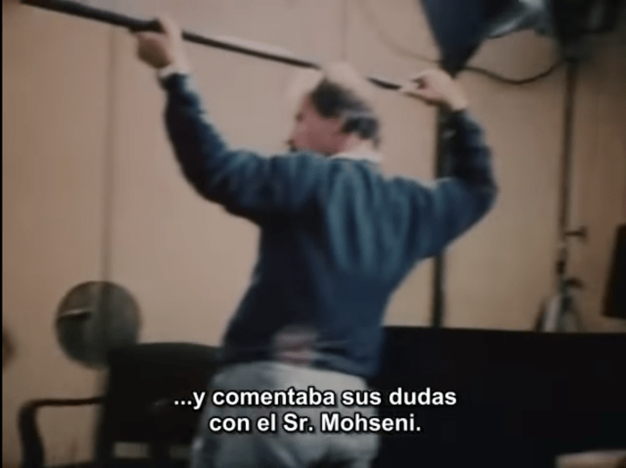 Un hombre con un boom en la corte