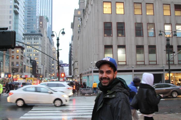 Hombre sonriendo al cruzar una calle