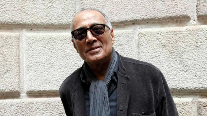 Foto del director, un hombre moreno con lentes oscuros