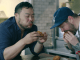 chef coreano david chang comiendo pollo frito con otro chef