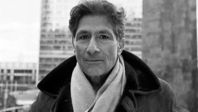 retrato de edward said, hombre blanco con una bufanda y una chamarra